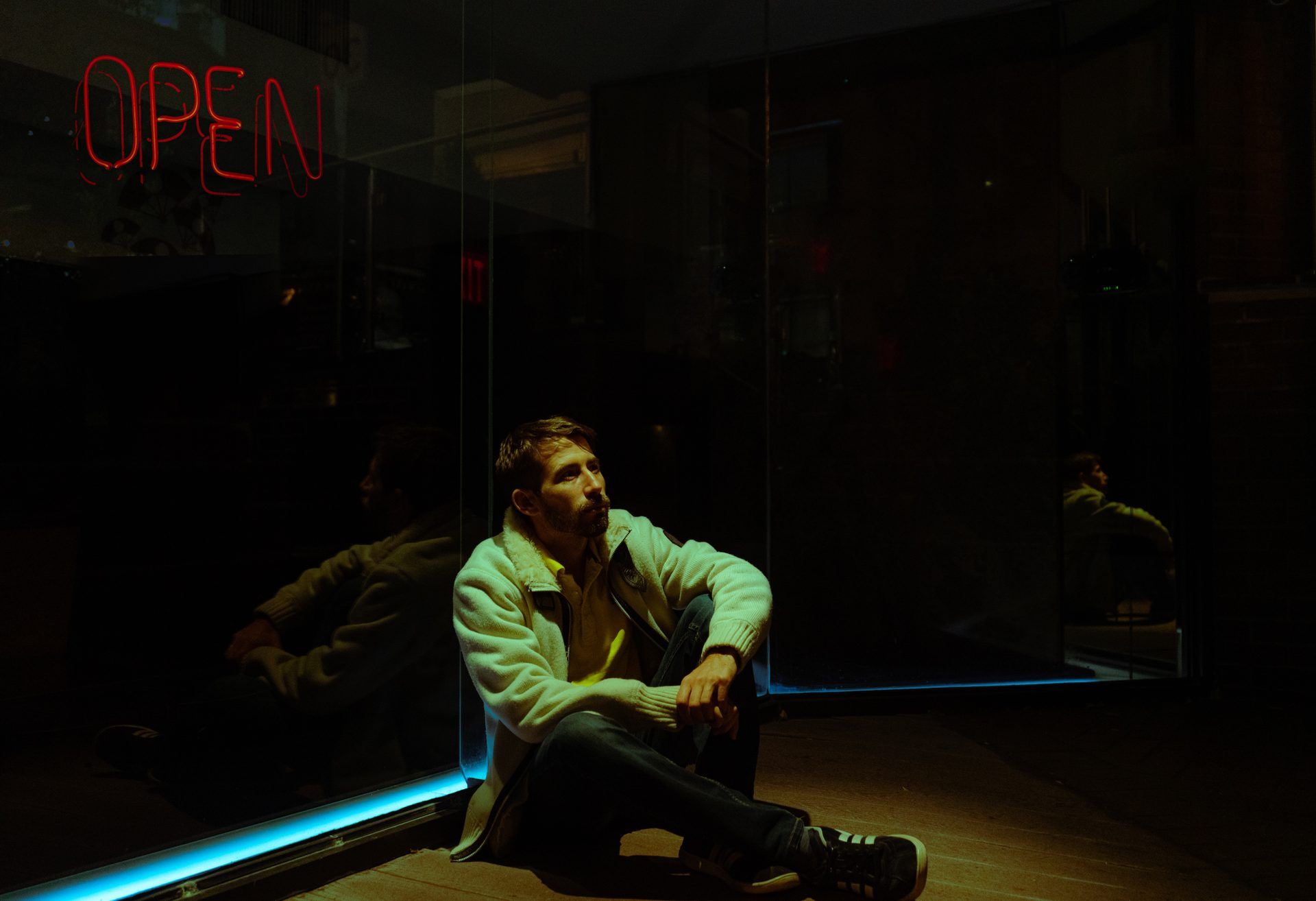Une scène nocturne cinématographique d'une production CoART